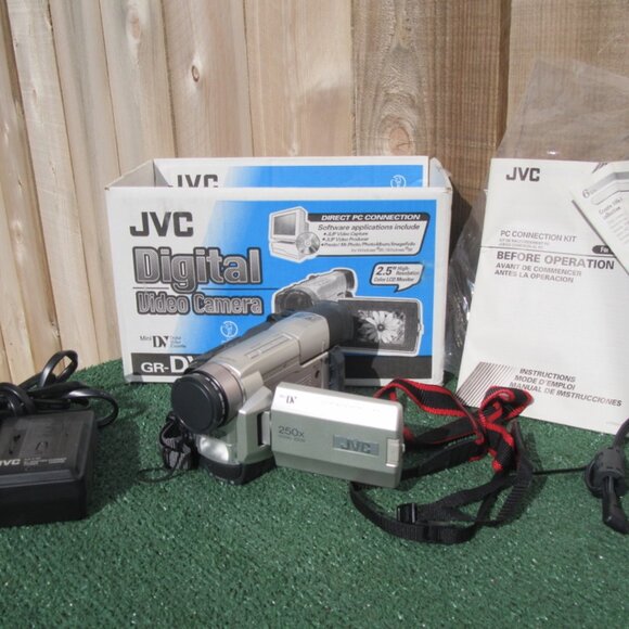 JVC GR-DVL300U Digital Video Camera w/ Battery Charger Box Cords